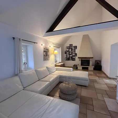 Gite Spacieux Avec Piscine, Jacuzzi Et Activites A Souvigny, Parfait Pour Familles Et Amis - Fr-1-489-509 Souvigny